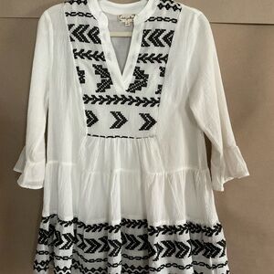 Cloth & Portrait tunic dress. White and Black Embroidered. Size S. Cotton.